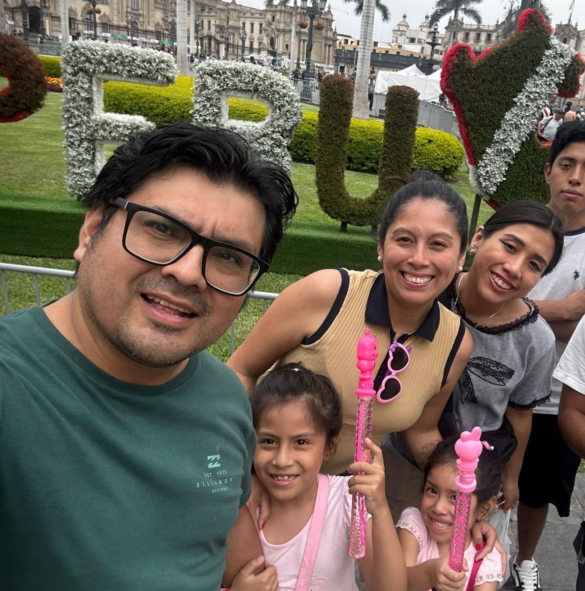 Toda la familia reunida disfrutando del corazón de la capital peruana.